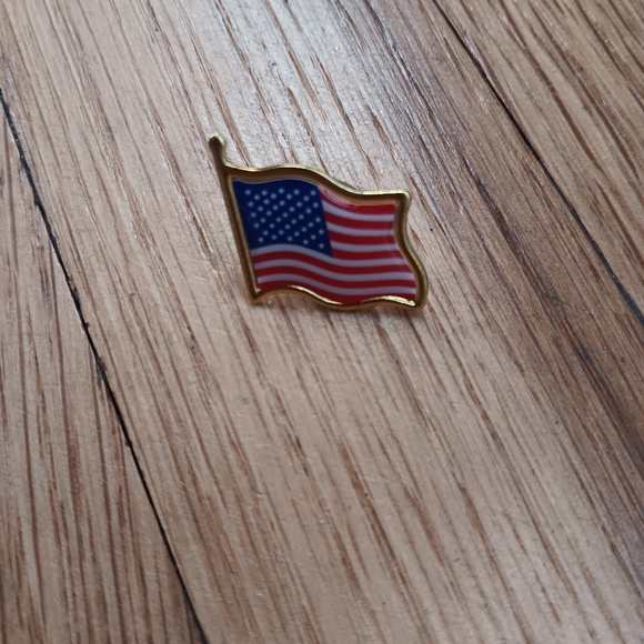 American Flag Pin - Picture 3 of 3